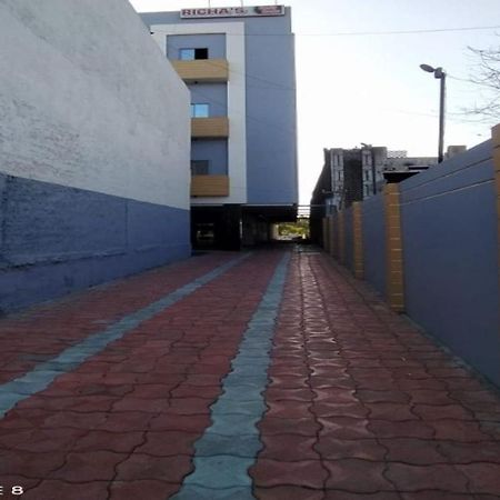 Oyo 80228 Hotel Richa Hālol エクステリア 写真