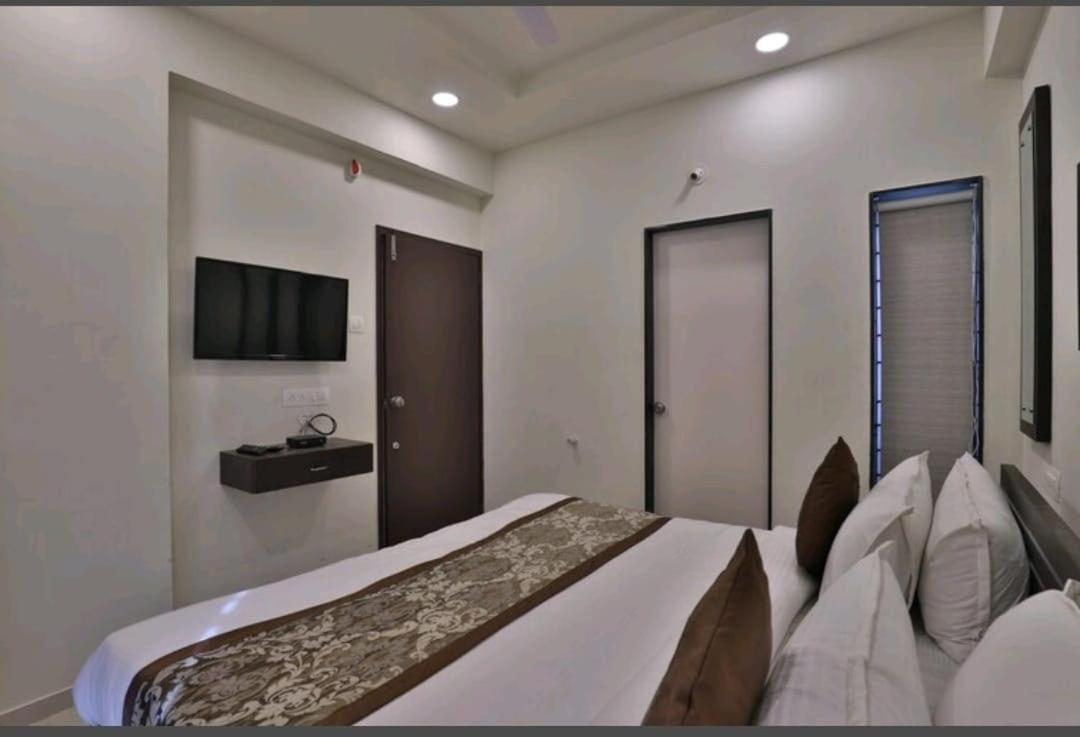 Oyo 80228 Hotel Richa Hālol エクステリア 写真
