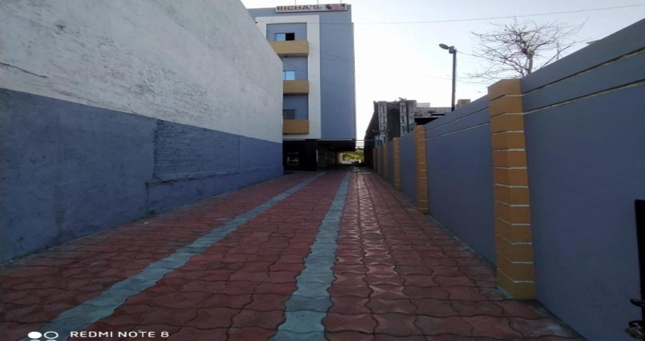 Oyo 80228 Hotel Richa Hālol エクステリア 写真
